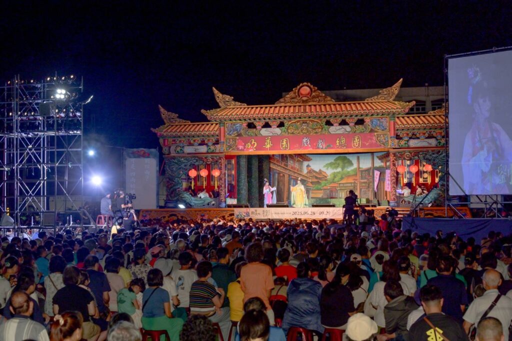 ▲新北市中和區前國防管理學院運動場演出明華園歌仔戲，可謂人山人海，場面熱烈。（圖/新北市文化局 提供）