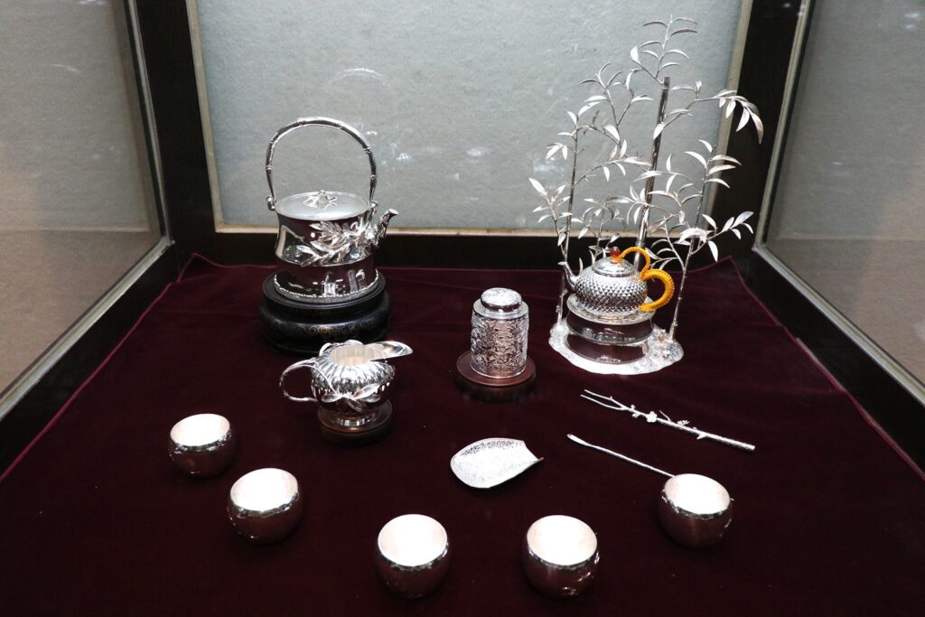 陳水林擅長利用金工之美賦予茶器新的生命。(圖/文化局提供)