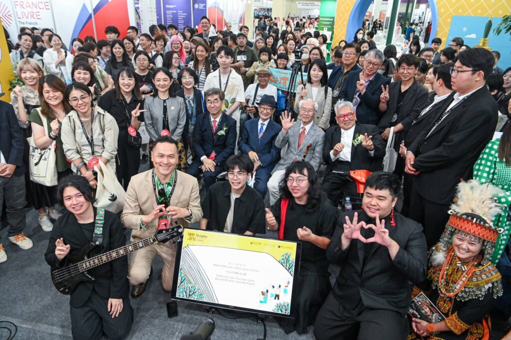 ▲出席首爾書展開幕式的出版業者開心合影。(圖/文策院 提供)