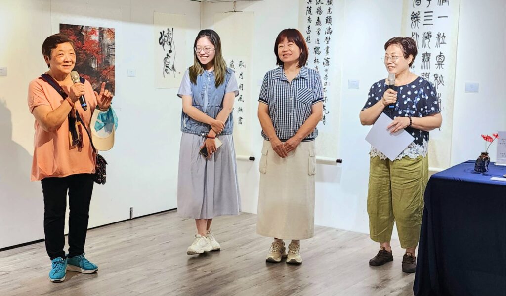 ▲臺中市政府民政顧問曾淑貞（左）致詞時表達對三位參展藝術家的道賀，期待她們的展覽受到民眾的肯定與讚譽。（記者 辛澎祥/攝）