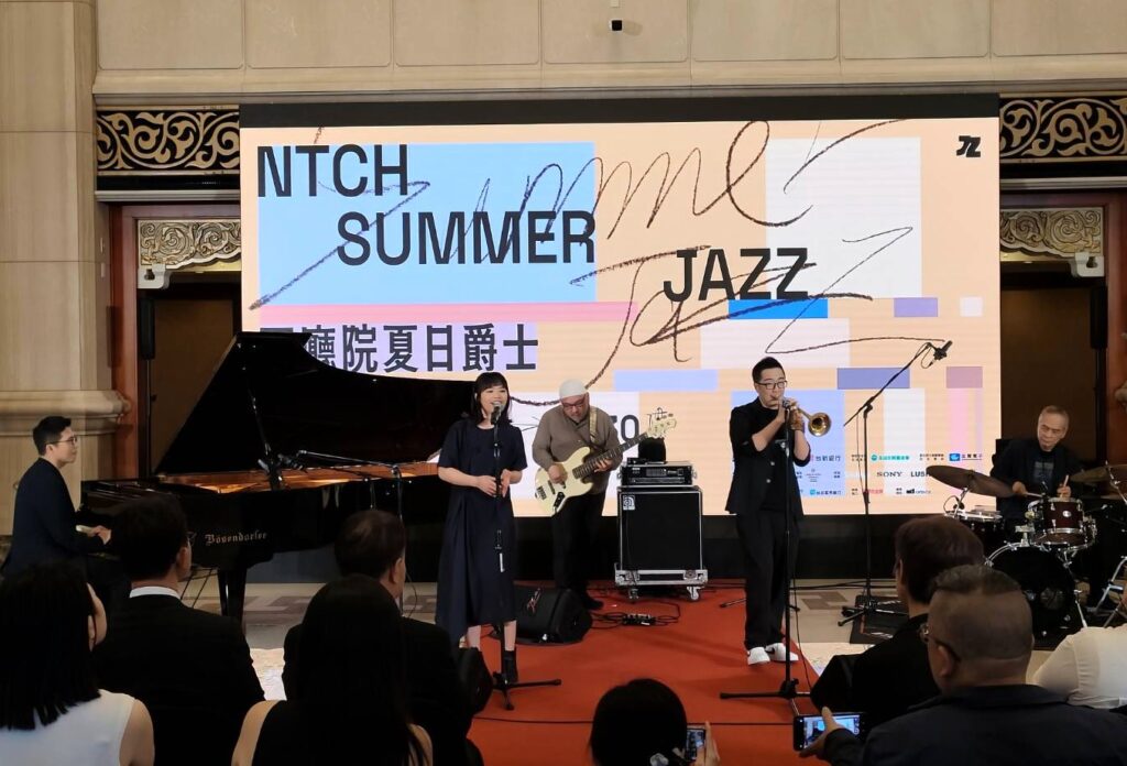 爵士五重奏（右起）黃瑞豐、魏廣晧、Toru Hayakawa 早川徹、羅妍婷、曾增譯現場演出，令眾人叫好。（記者 陳安婷/攝）