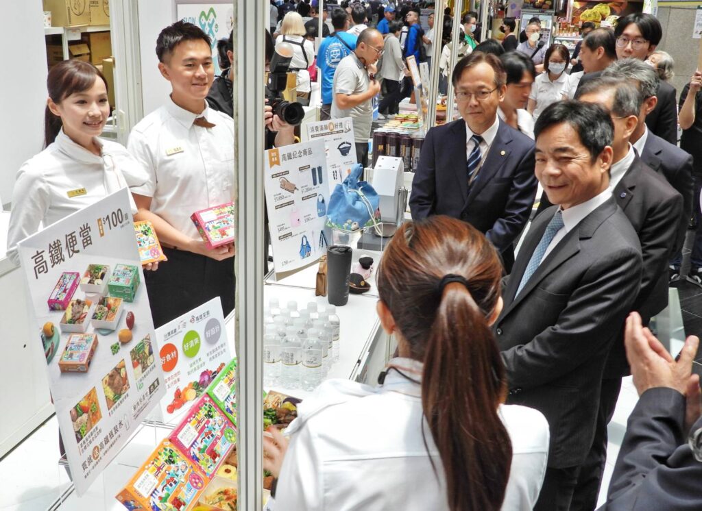 ▲中日便當業者行銷便當與周邊產品，場面熱烈。（記者 辛澎祥/攝）