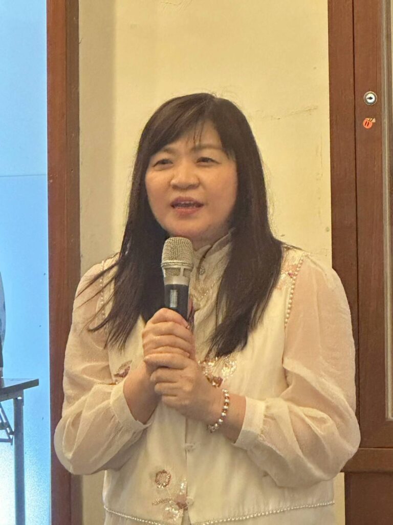 ▲石青畫會會長楊企霞教授策畫聯展備極辛勞，她特別感謝畫會幹部與會員的大力協助方有最後圓滿的結果。（圖/楊企霞 提供）
