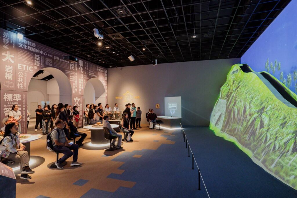 ▲出席常設展的貴賓與藝文界人士，專心聆賞主辦方的展品導覽。（圖/史前館 提供）