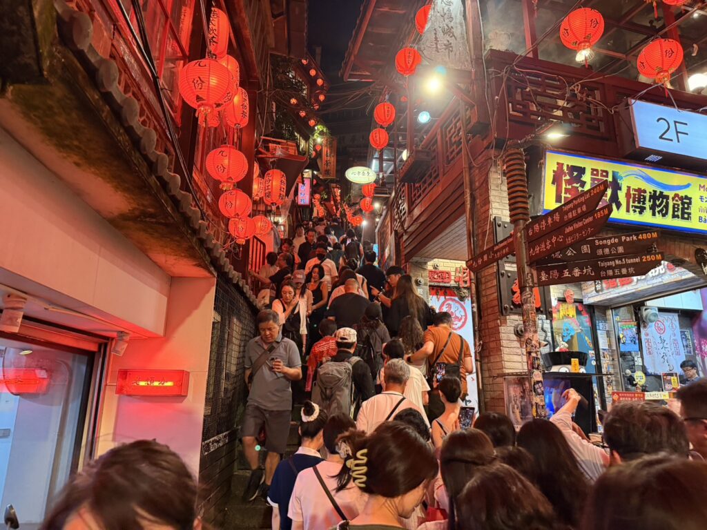 ▲民眾在燈海中緩步前行，每一盞燈都是一個祝福、一段記憶，照映出九份最迷人的時光。（圖/新北市觀旅局 提供）
