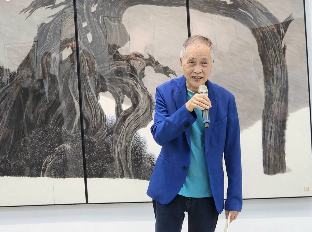 ▲香港當代水墨藝術家黃孝逵的臺北個展，讓他在港臺藝術家交流的場合顯得神情愉快，收獲滿滿。（記者 辛澎祥/攝）