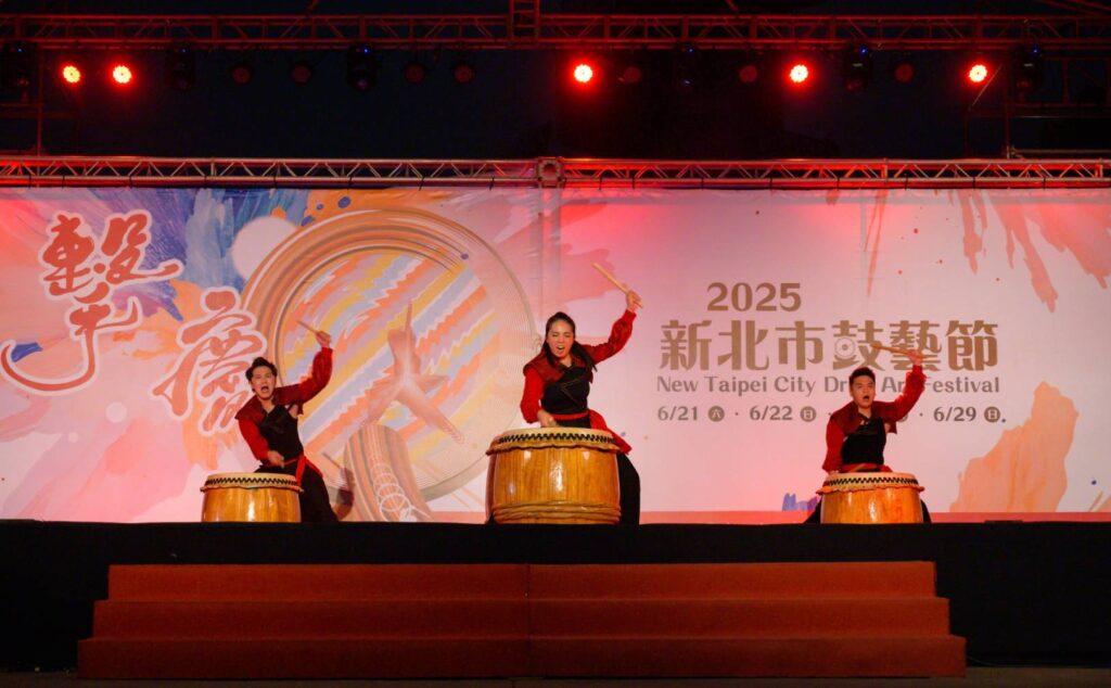 ▲賣力擊鼓，台上台下打成一片。（圖/新北市文化局 提供）