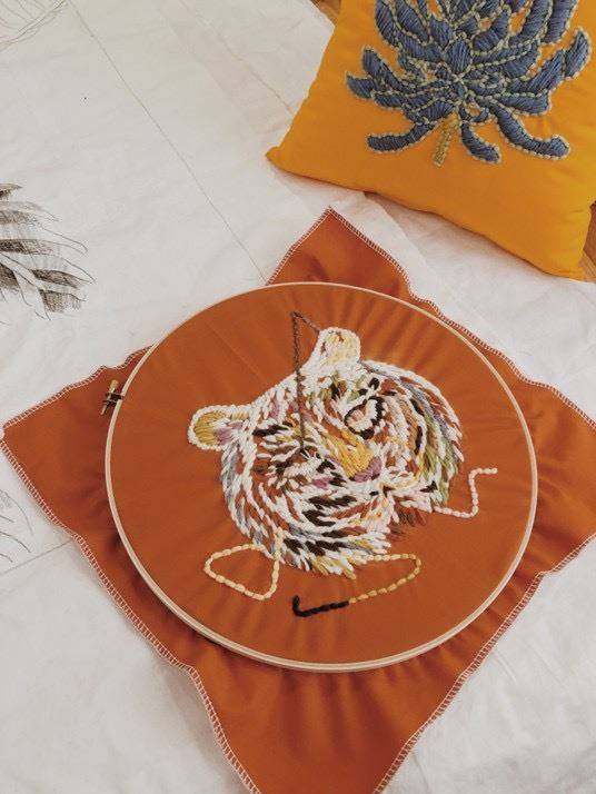 ▲虎城百家毯-織物刺繡工作坊由藝術家帶領示範活動的內容。(圖/臺南生活美學館 提供)
