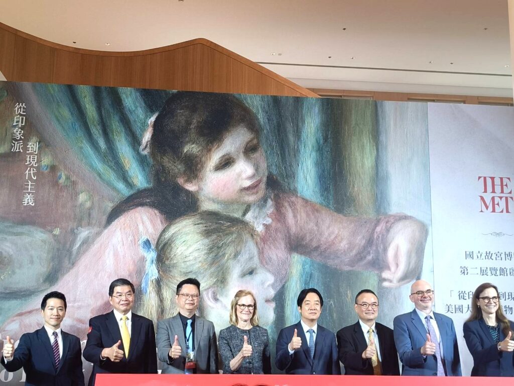 賴清德總統、總統府何志偉副秘書長、美國在臺協會谷立言處長、故宮蕭宗煌院長、美國大都會博物館展覽暨國際倡議副總監昆西•霍頓、策展人蒂塔•艾莫里、時藝多媒體黃文德董事長於開幕式合影。(記者 陳安婷/攝)