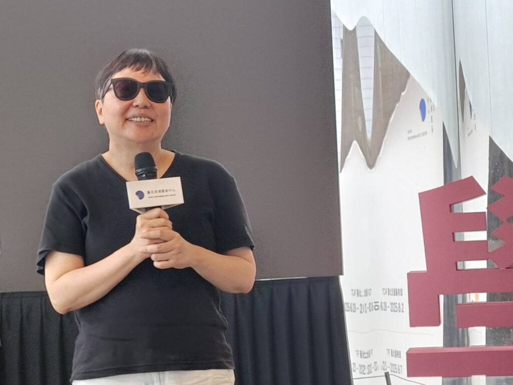 ▲知名戲劇學者也是北藝大戲劇系退休教授的楊莉莉，說明了她的課程將帶領大家了解法國戲劇發展的歷程。（記者 辛澎祥/攝）