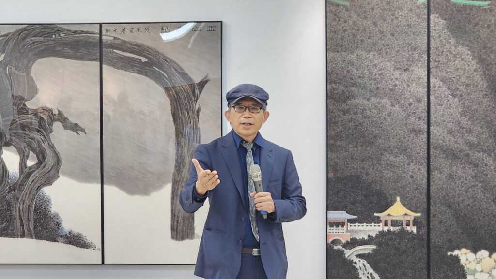 ▲本展策展人廖新田教授在開幕式上說明了籌備黃孝逵個展的過程與作品所呈現出的正面意義。（記者 辛澎祥/攝）