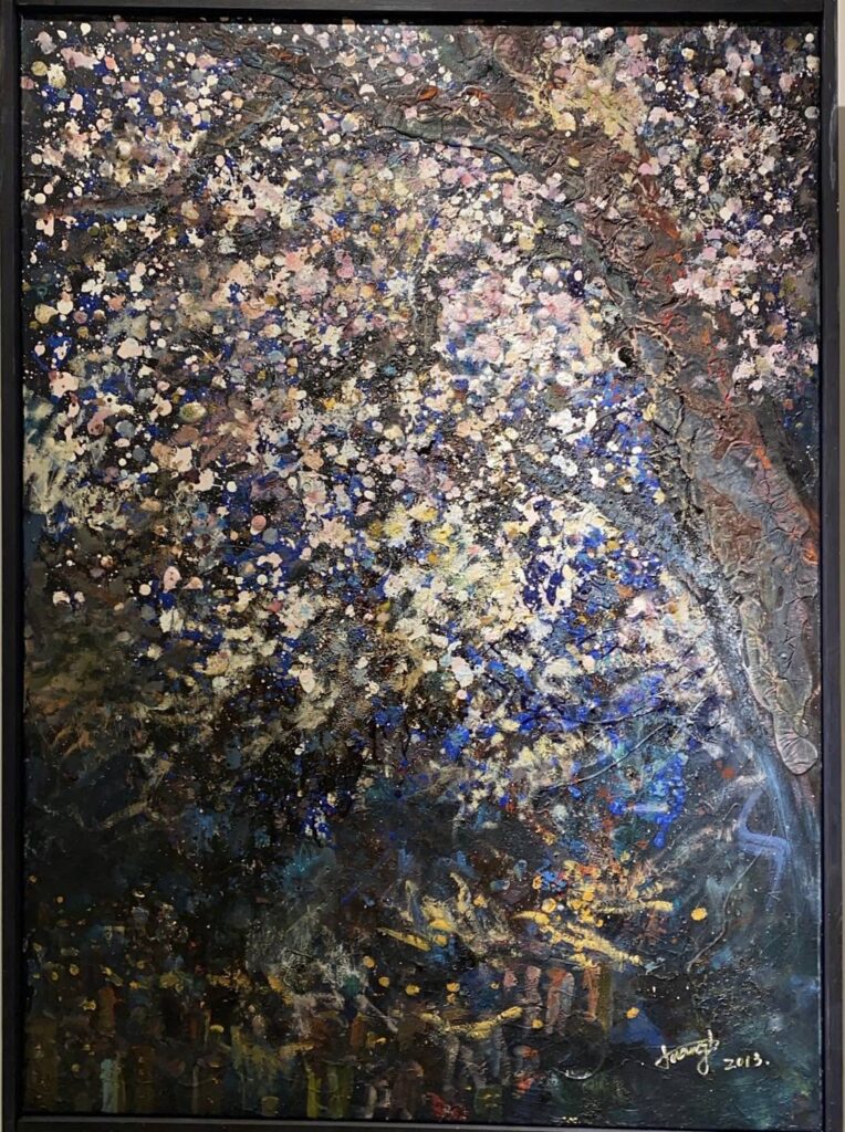 ▲油畫創作的「高山夜櫻」 作品,黃碧朱運用了色彩妝點的技巧,彰顯在夜色中多彩繽紛的光影效果,頗受好評。(圖/黃碧朱 提供)