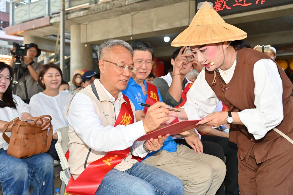 ▲代理縣長林茂盛點戲,場面熱烈。(圖/宜蘭縣文化局 提供)