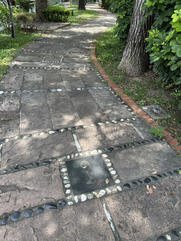 梅川龍形文字步道是文字秘境漫遊之旅的景點之一，值得細細探索。（圖/大墩文化中心提供）