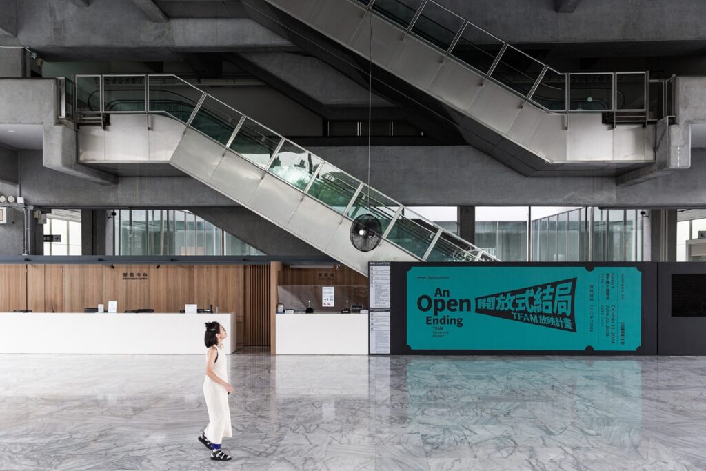 北美館大廳懸吊於空中的《循環扇》。(圖/北美館提供)
