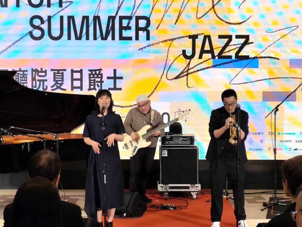「輕鬆自在場」由金音獎爵士才女羅妍婷（左）策畫演出。（記者 陳安婷/攝）