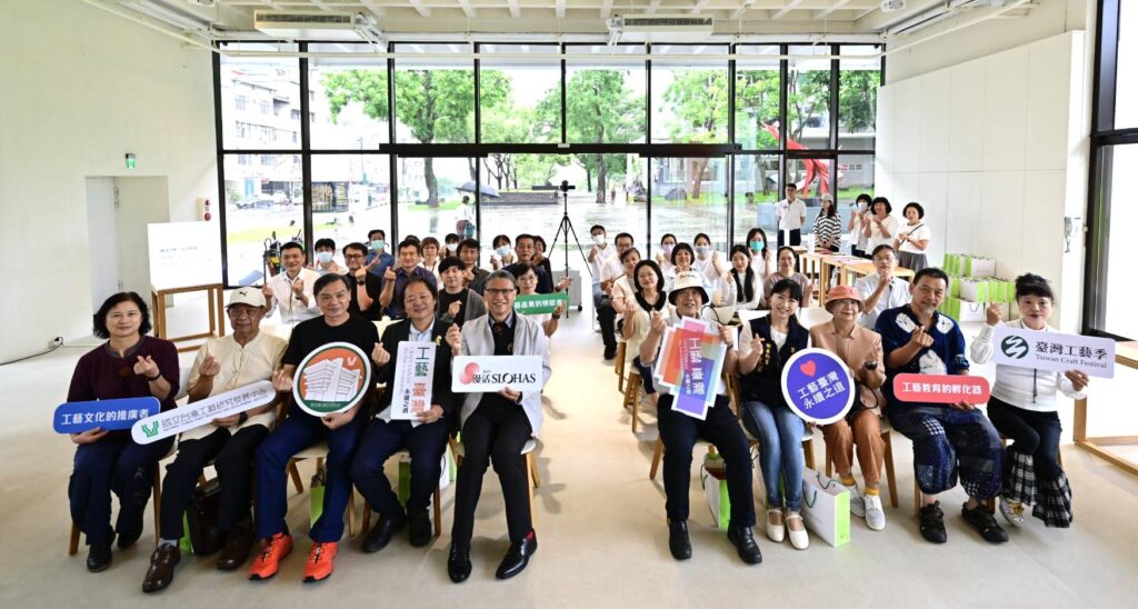 ▲出席活動的主協辦單位與工藝界人士齊聚一堂，場面熱烈。（圖/工藝中心 提供）
