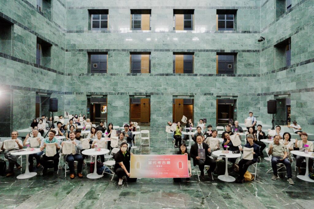 ▲出席特展開幕式的主協辦方與各界代表，以大合照合影留念。（圖/史前館 提供）