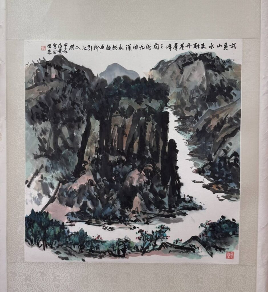 ▲臺東都蘭山畫院院長的林永發教授，水墨畫筆觸展現畫境心靈的提昇，作品格外受到關注。（圖/楊企霞 提供）