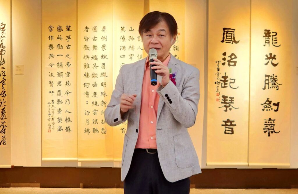 ▲華梵大學人文暨藝術學院院長黃智陽認為中華書道學會的聯展作品精進多元，書寫時代感情並超越歷史型態與國度，這樣的情懷值得肯定。（記者 辛澎祥/攝）