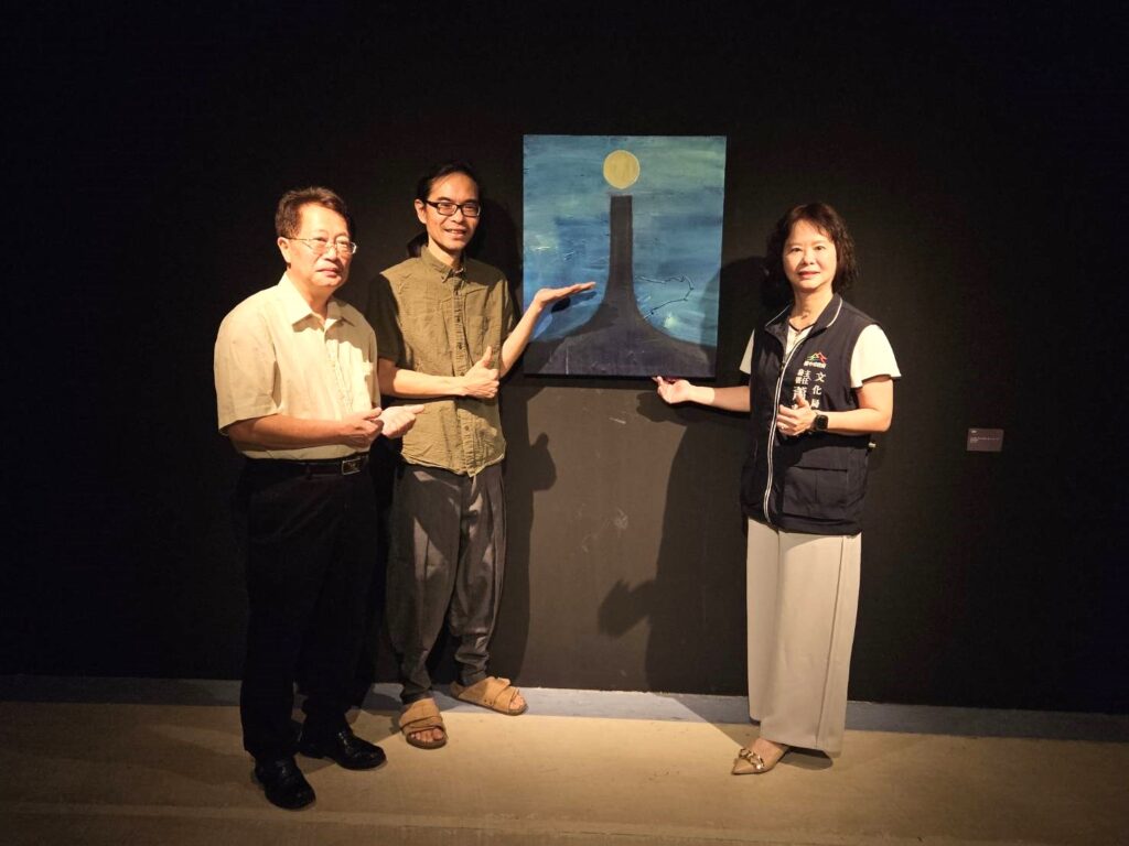 ▲文化局主秘蕭靜萍(右)、大墩文化中心主任陳文進、藝術家曾偉豪合影。（圖/大墩文化中心提供）