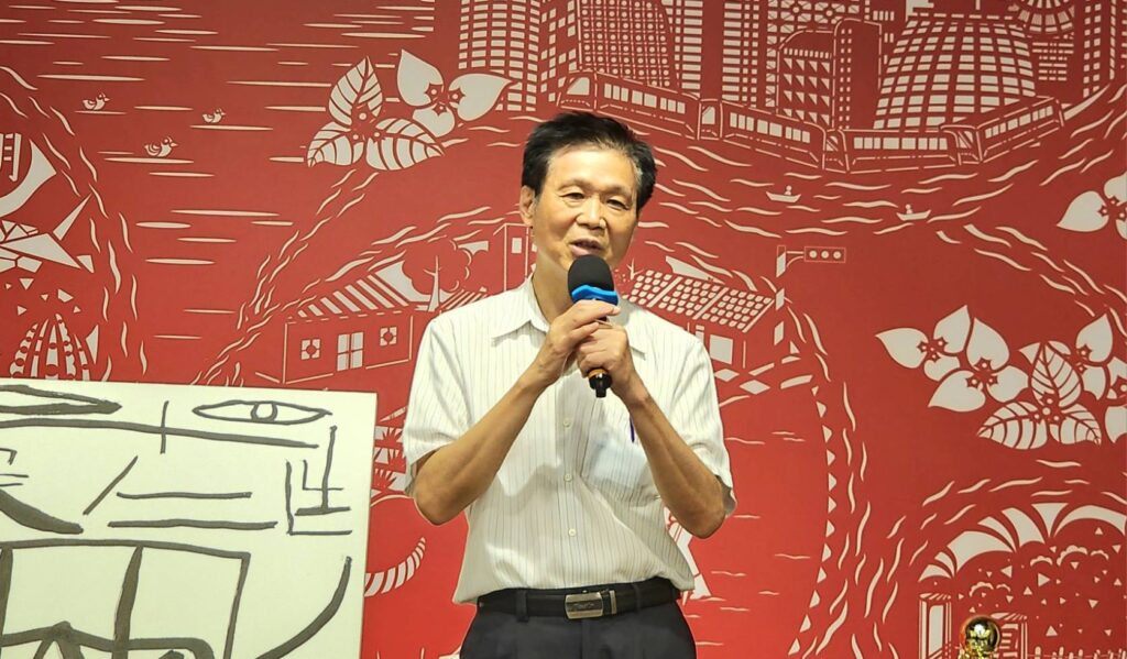 ▲中國書法學會理事長陳銘鏡認為林永發教授一家人為藝術付出，藉由不同主題而做書畫展出，深獲畫界肯定。（記者 詹佳綺/攝）