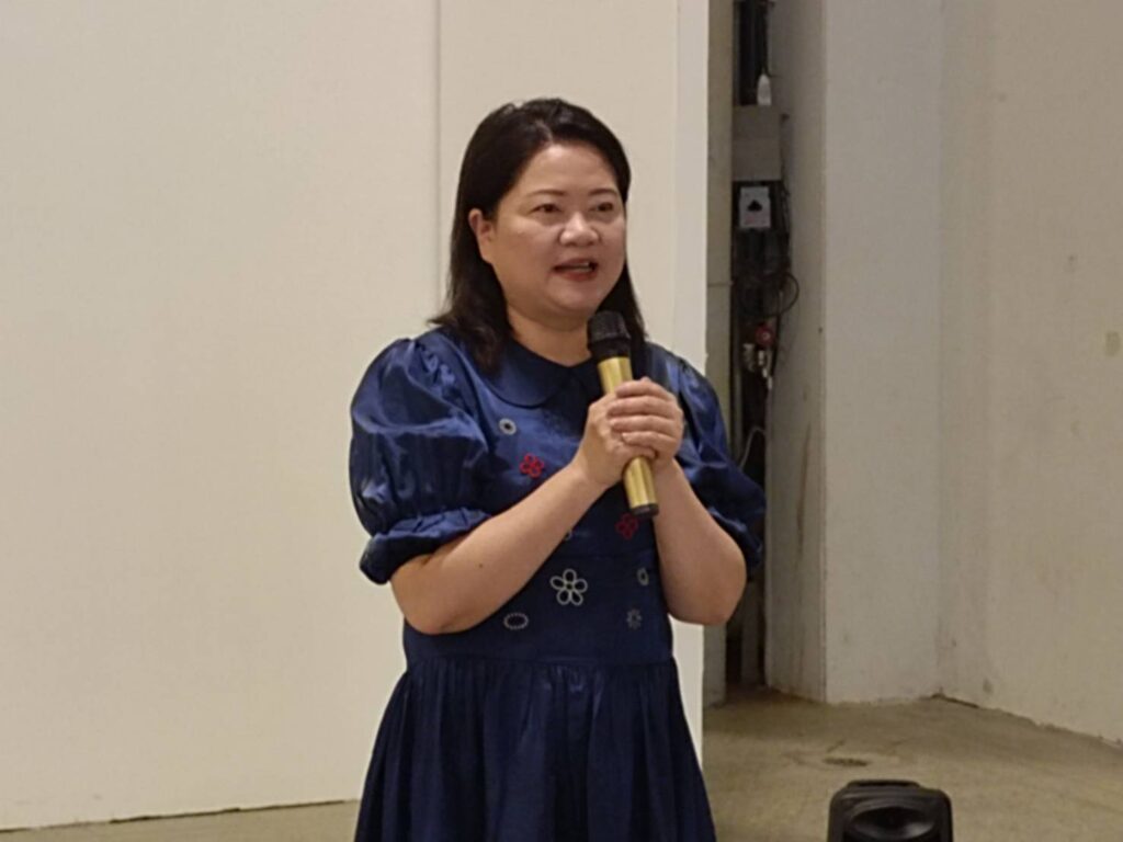 ▲中華民國畫廊協會理事長陳菁螢認為張學孔是當年邀請她進入協會學習累積經驗的前輩,看到ART FORMOSA 國際藝術博覽會的發展榮景,感到十分推崇與讚譽。(記者 辛澎祥/攝)