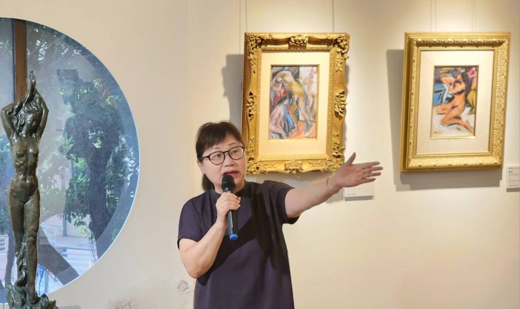 ▲張萬傳大師的媳婦,也是張萬傳工作室負責人的黃秋菊,對此次主題展作品的交流與呈現,賦予高度期待。(記者 辛澎祥/攝)