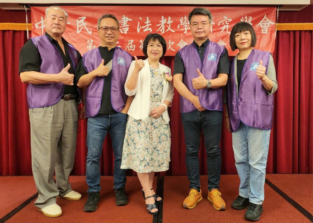 ▲陳泱昭理事長（中）與學會重要幹部開心合影留念，左起副理事長徐長春、常務理事趙順卿、理事長陳泱昭、秘書長周宗達、副理事長徐正嫣。（記者 詹佳綺/攝）