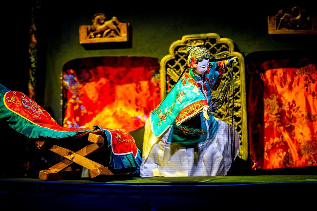 布袋戲《浪漫劍客葉不凡》適合今夏親子一起體驗。（圖/臺北表演藝術中心）