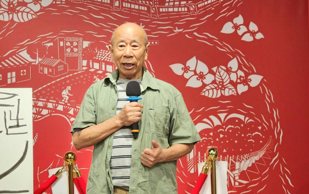 ▲知名藝術家吳炫三表達對林永發教授親子畫展所呈現的正面意義，認為以親情連結藝術的表現確實難能可貴。（記者 詹佳綺/攝）