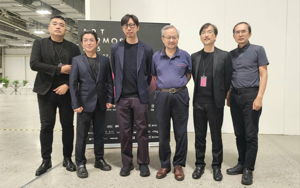 ▲ART FORMOSA國際藝術博覽會主辦單位的藝術總監張學孔（右三）與參與藝術論壇的主講者暨團隊合影留念。（記者 辛澎祥/攝）