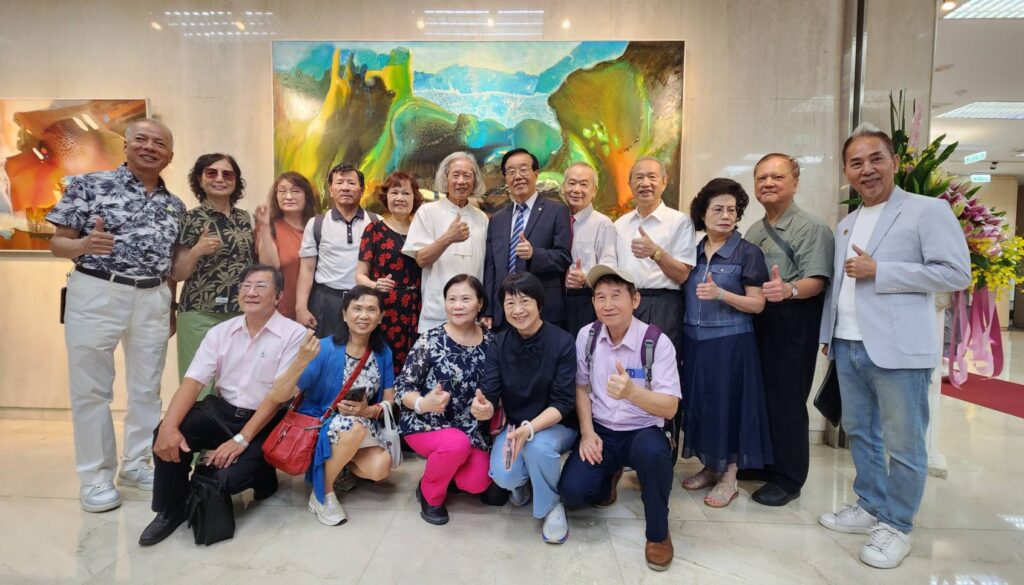 ▲詹氏宗親會代表也特別到場向鄉親詹阿水的個展表達祝福與致意，並合影留念。（記者 詹佳綺/攝）