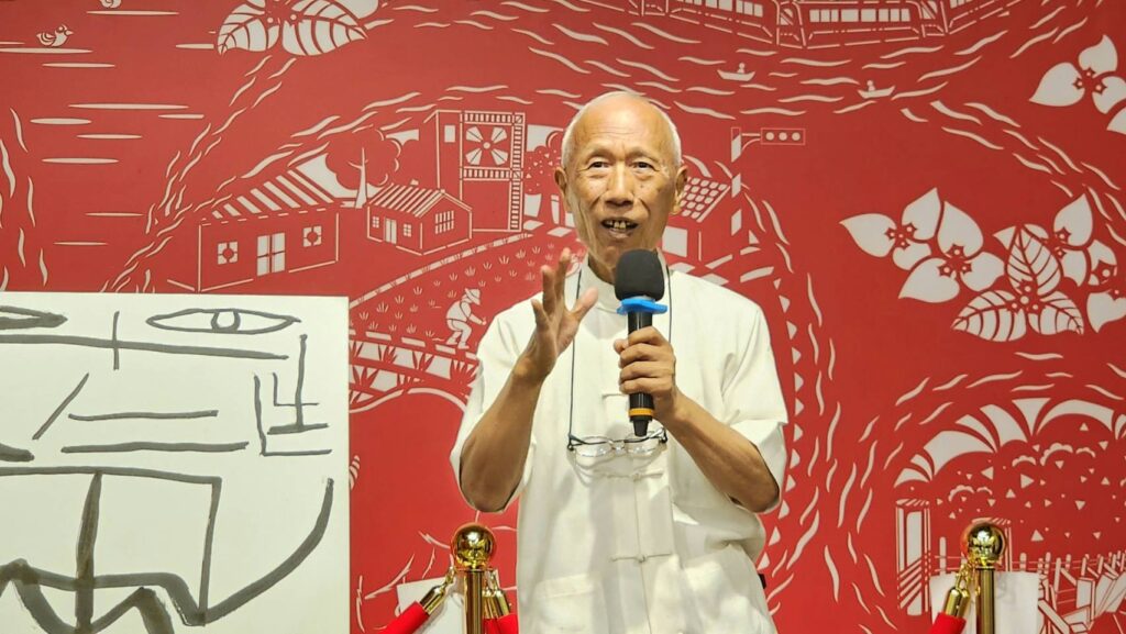 ▲臺師大榮譽教授杜忠誥認為林永發的親子展，作品彰顯出濃濃的家庭之愛。（記者 詹佳綺/攝）