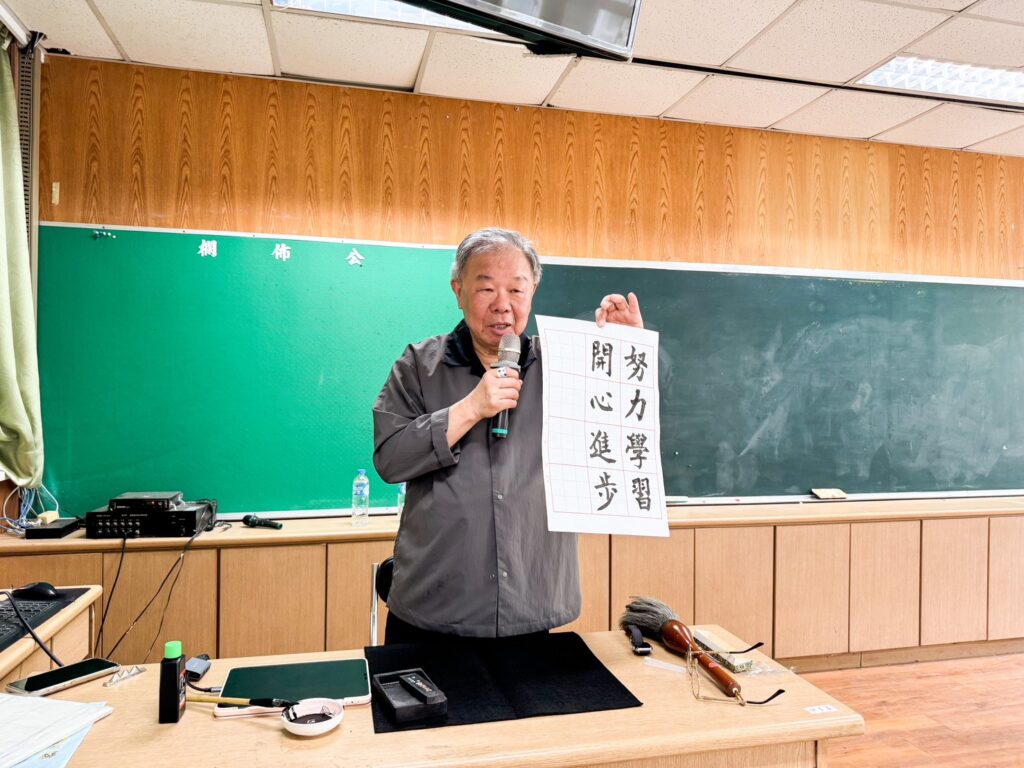 ▲張炳煌教授鼓勵參加研習活動的同學們能「努力學習 」，必然能有「開心進步」的成果。（圖/張炳煌 提供）