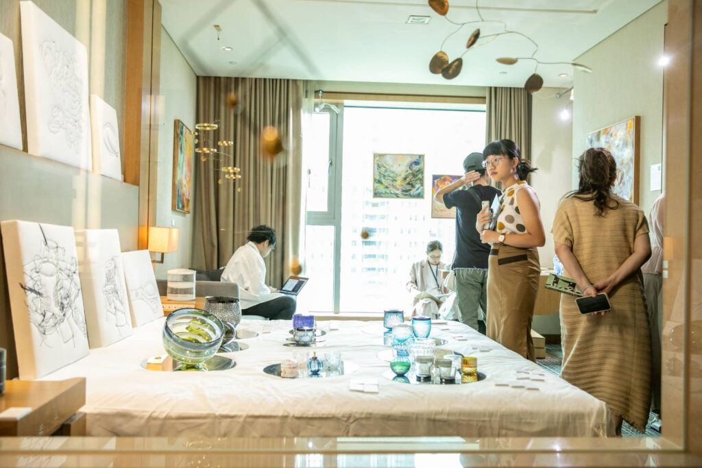 ▲年輕藏家走進展場購藏作品，呈現市場新生挹注的力量。（圖/畫廊協會 提供）