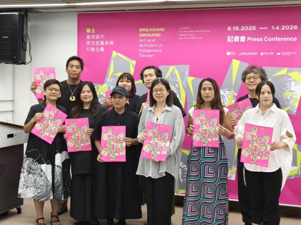 ▲國美館長陳貺怡與策展人那高．卜沌及賴駿杰；參展藝術家胡家瑜（Ali Istanda）、武玉玲（Aluaiy Kaumakan）、張恩滿（Chang En-Man）、宜德思．盧信（Idas Losin）、伊祐．噶照（Iyo Kacaw）、馬躍．比吼（Mayaw Biho）、余欣蘭（Rngrang Hungul）合影。（記者 陳安婷/攝）