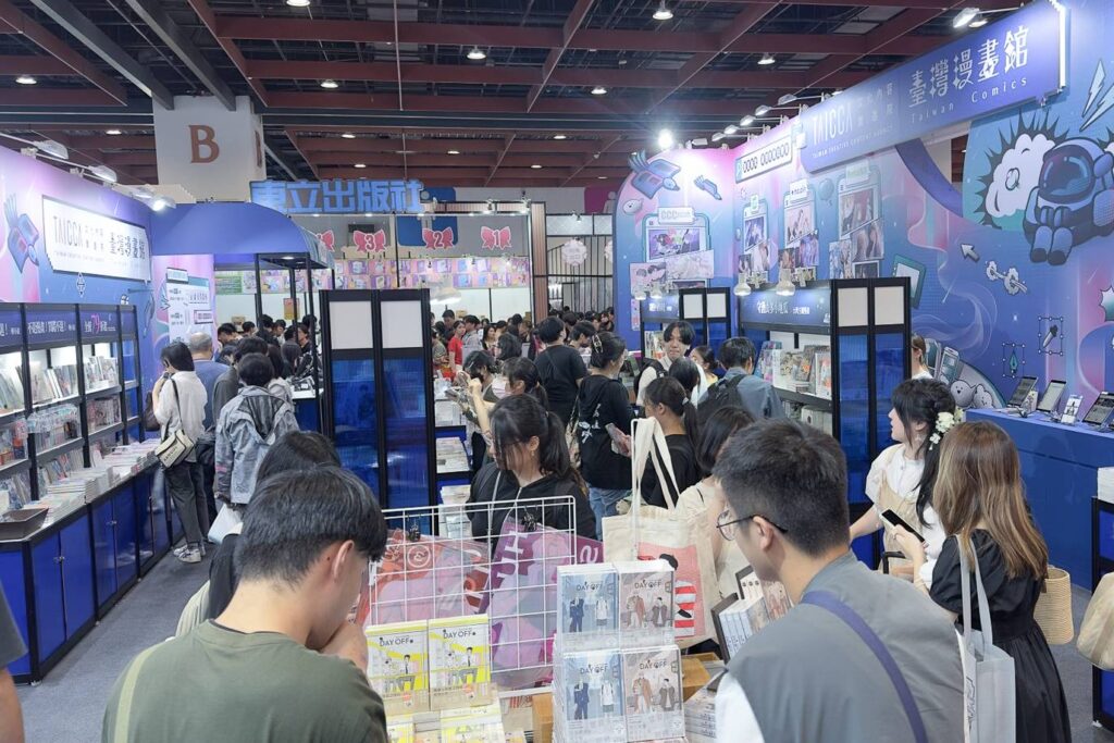 ▲臺灣動漫館的攤位吸引眾多漫迷前來購買動漫周邊商品。（圖/文策院 提供）