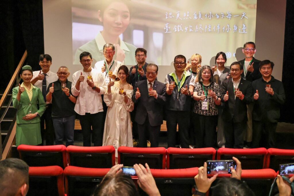 ▲臺鐵公司董事長鄭光遠（中）與一級主管暨展演製作團隊演員開心合影。（圖/臺鐵公司 提供）