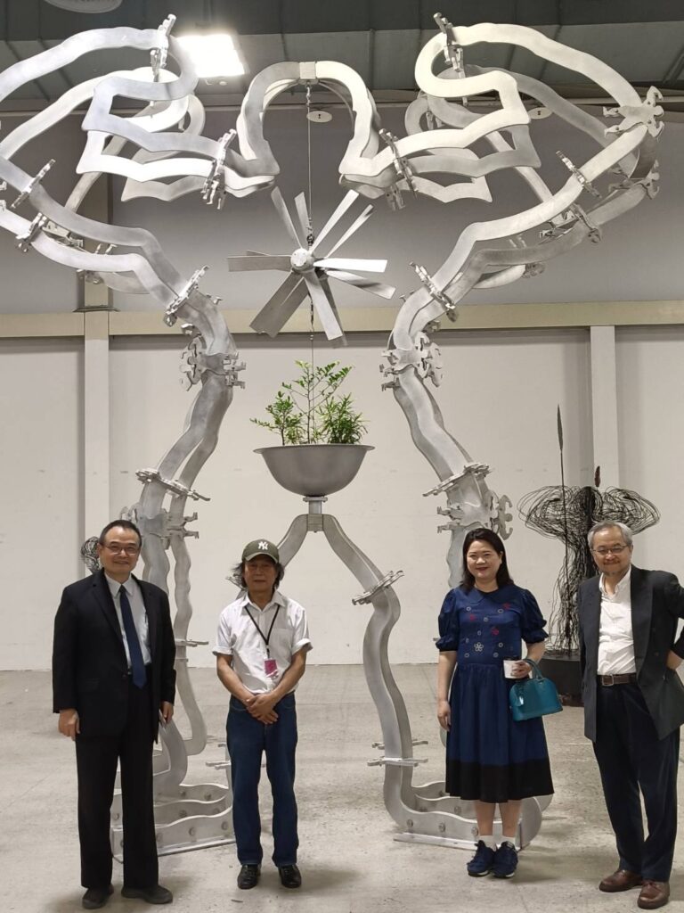 ▲出席開幕式貴賓蕭宗煌院長(左起)雕塑藝術家劉柏村、陳菁螢理事長及張學孔總監,在劉柏村老師的作品前開心合影留念。(記者 辛澎祥/攝)