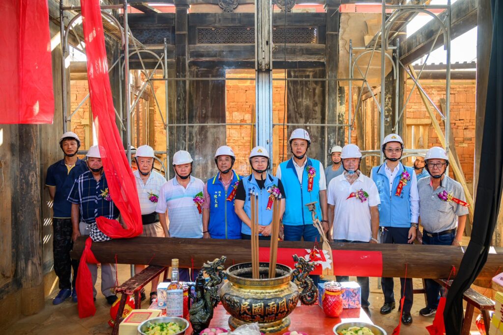 ▲金門縣定古蹟料羅吳氏六路大厝修復及再利用工程上樑儀式,縣府長官一行祈福工程順利。(圖/金門縣文化局 提供)