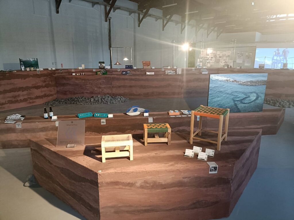 ▲展場展出的文創商品也都圍繞著水的概念,有著視覺上的驚豔。(記者 辛澎祥/攝)