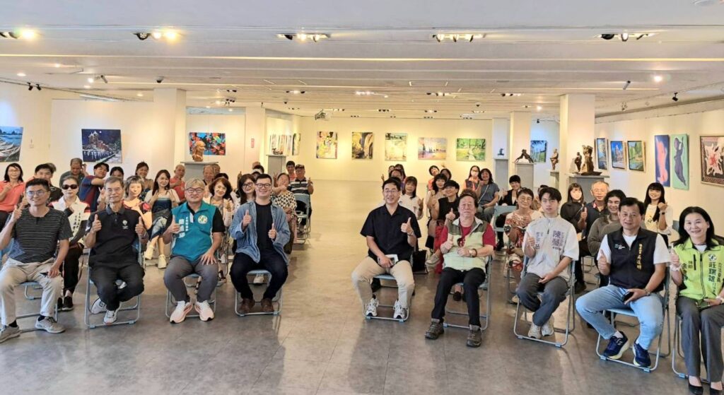 ▲出席「內在光景」創作聯展的貴賓、參展藝術家及藝文界人士共聚一堂,開心合影留念。(圖/臺東生活美學館 提供)
