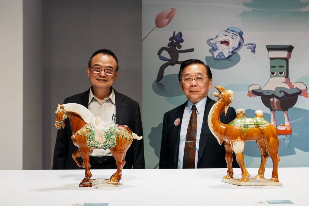 ▲故宮院長蕭宗煌(左)向史博館館長洪世佑表達特展順利圓滿之意。(圖/史博館 提供)