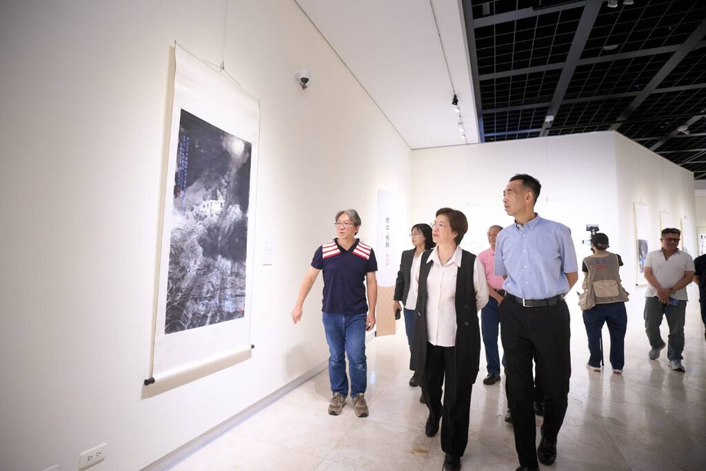 ▲策展人古耀華（左）為出席開幕式的貴賓導覽展出作品。（圖/國父紀念館 提供）