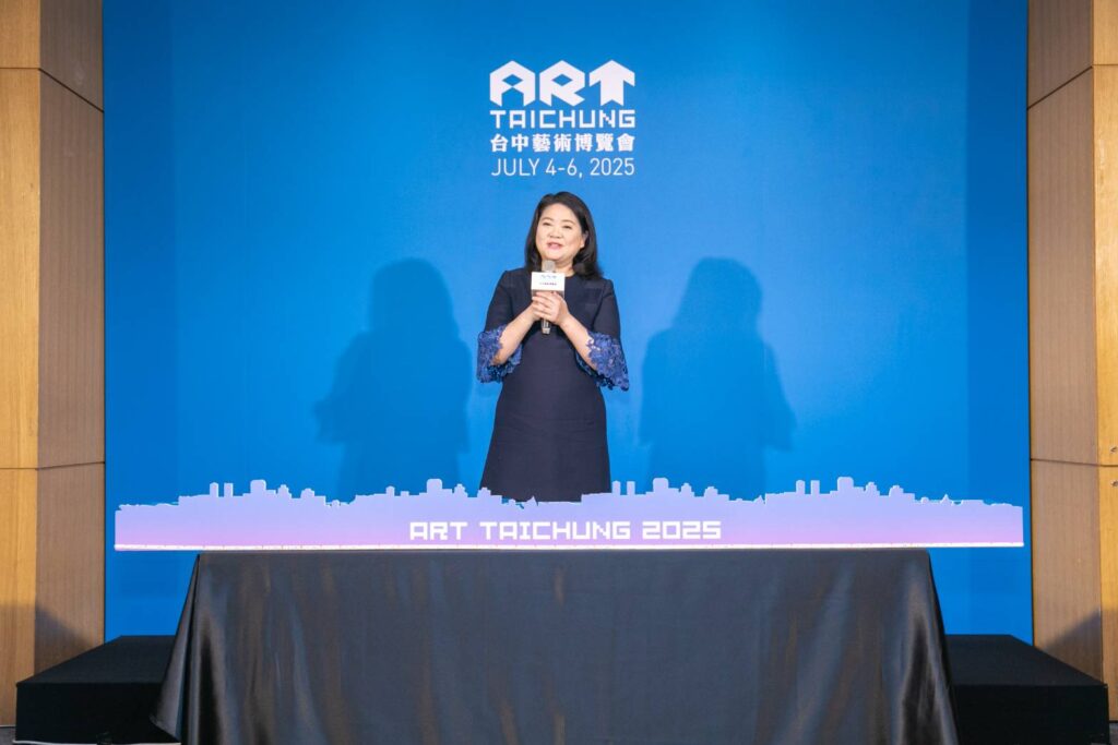 ▲臺中藝博會主辦單位畫廊協會理事長陳菁螢致詞時說明今年臺中藝博會的多項創舉。(圖/畫廊協會 提供)