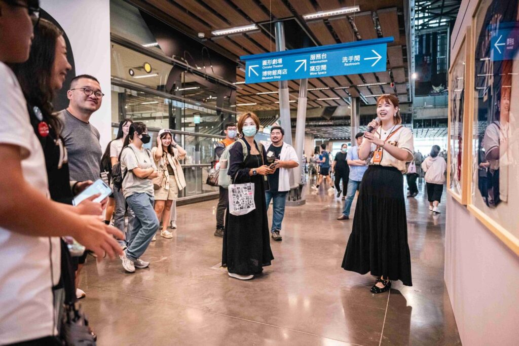 ▲主辦方我貴賓進行特展導覽。(圖/臺史博 提供)