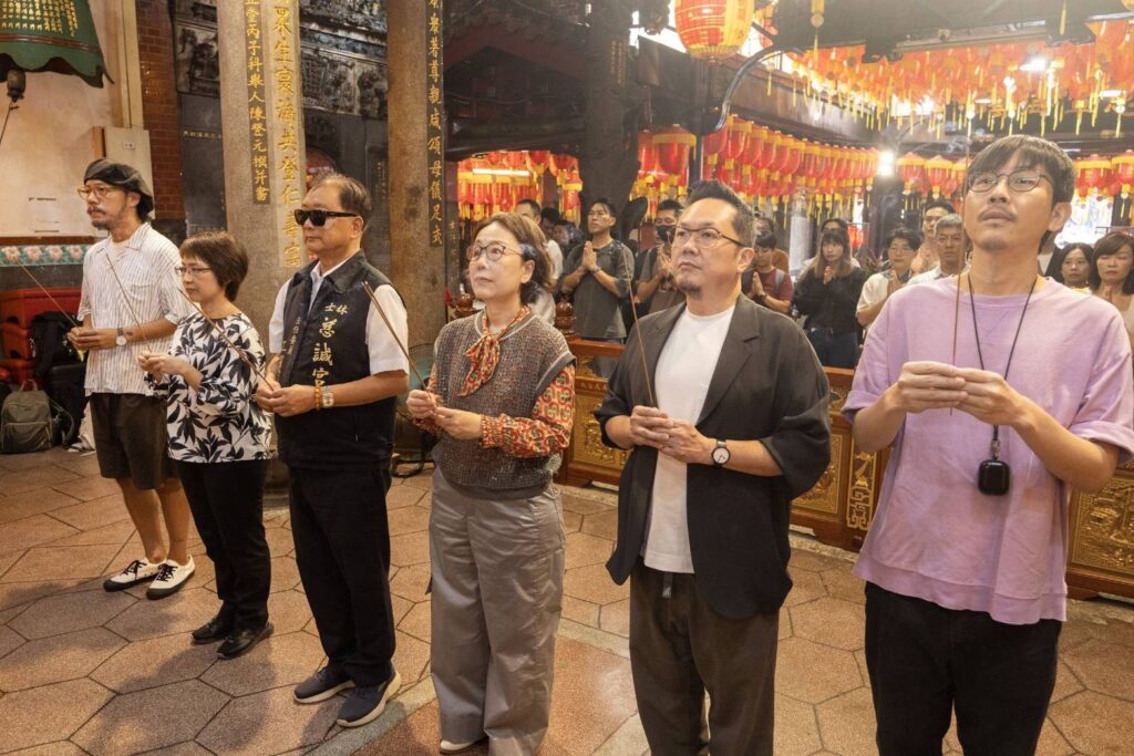 ▲臺灣團隊啟程前則前往士林慈誠宮祁福。（圖/文化部 提供）