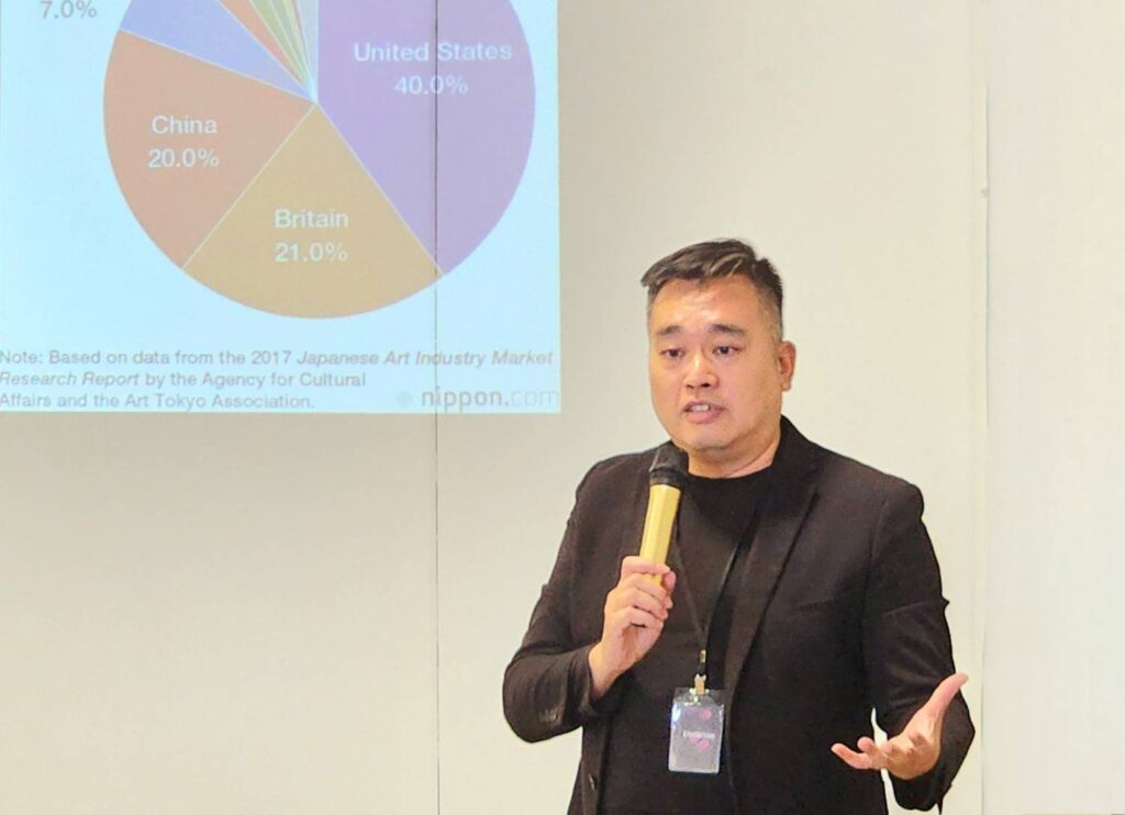 ▲國立中山大學藝術管理與創業研究所藝術市場研究中心主任張正霖教授，指出在東亞當代藝術市場的競合下日本與韓國的比較，觀點可給臺灣政府與業界做參考。（記者 辛澎祥/攝）