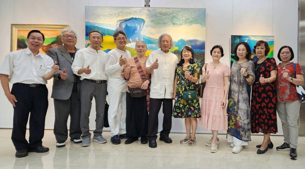 ▲中華娛樂文創產業發展協會的理監事暨會員老師們，齊聚一銀的詹阿水展覽會場，開心合影留念。（記者 詹佳綺/攝）